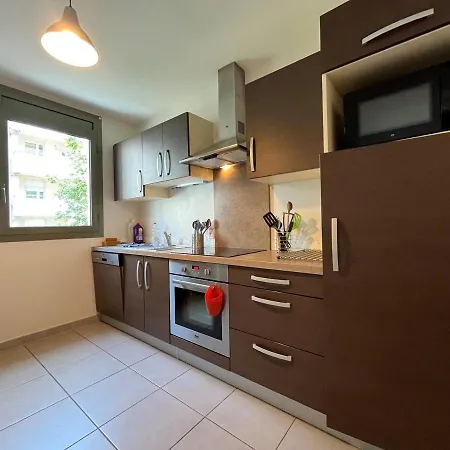 3 Pieces Renove Avec Balcon, Ascenseur Et Garage En Plein Centre D'annecy - Fr-1-432-85